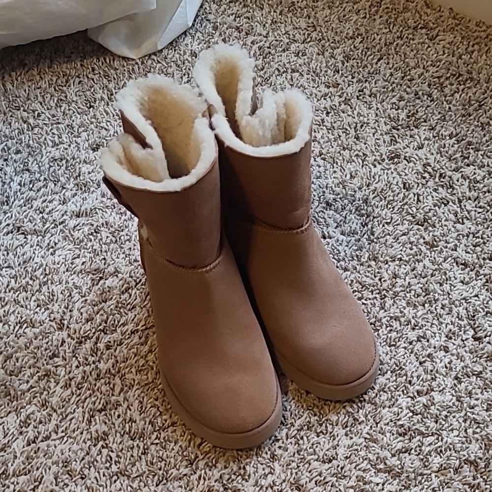 UGG Femme Toggle Boots with Plush Lining and Slip-On Design